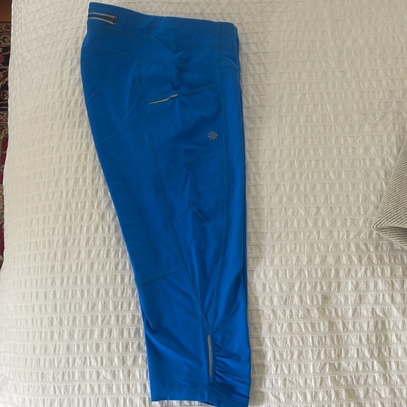 ATHLETA Crops with pockets - only worn twice Small S - Picture 5 of 6